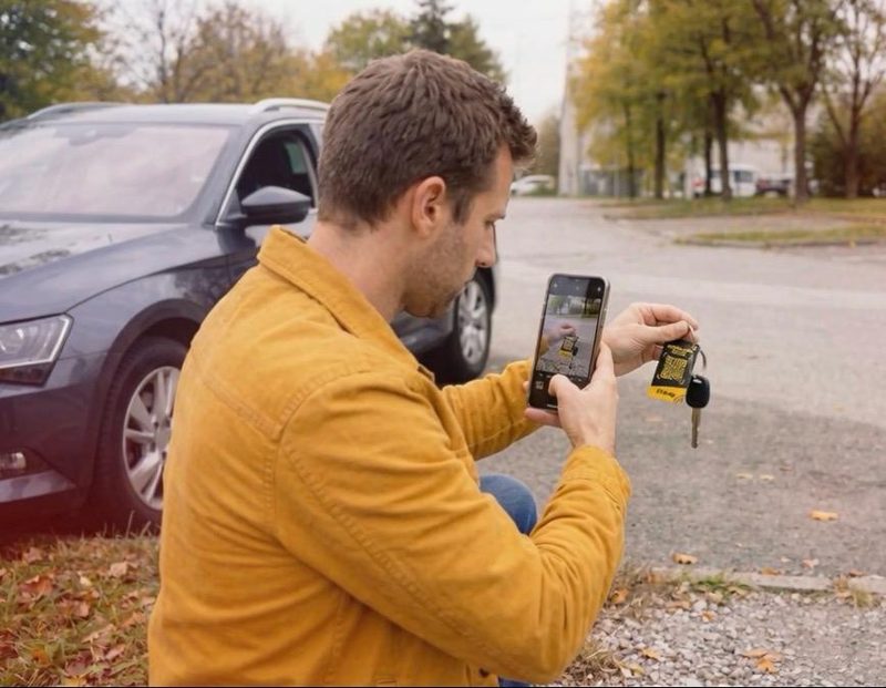 Mann scannt QR-Code mit Smartphone